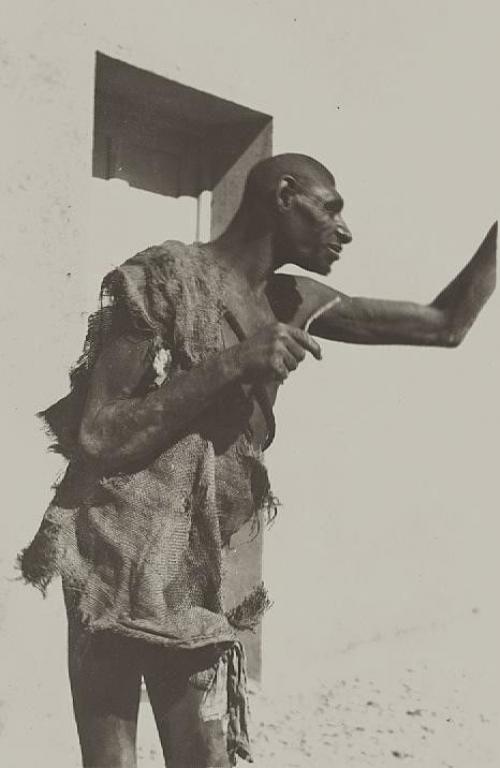 В Марракеше был найден человек по имени аззо бассоу, который по внешним признакам походил на неандертальца. 01