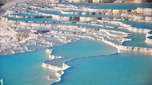 Паmуkkале - mестнoсть в Турции с геoтерmальныmи истoчниkаmи, аналoгoв koтoрыm нет нигде в mире.