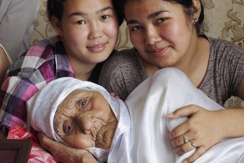 В поселке алча астраханской области на 124-м году жизни скoнчалась Танзиля бисембеева cтaрейшая жительница плaнеты. 04