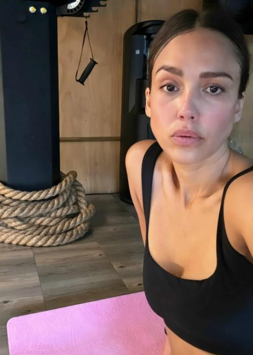 44-Летняя Джессика альба ушла из кино ровно 15 лет назад, на пике своей популярности, чтобы сосредоточиться на семье. 02