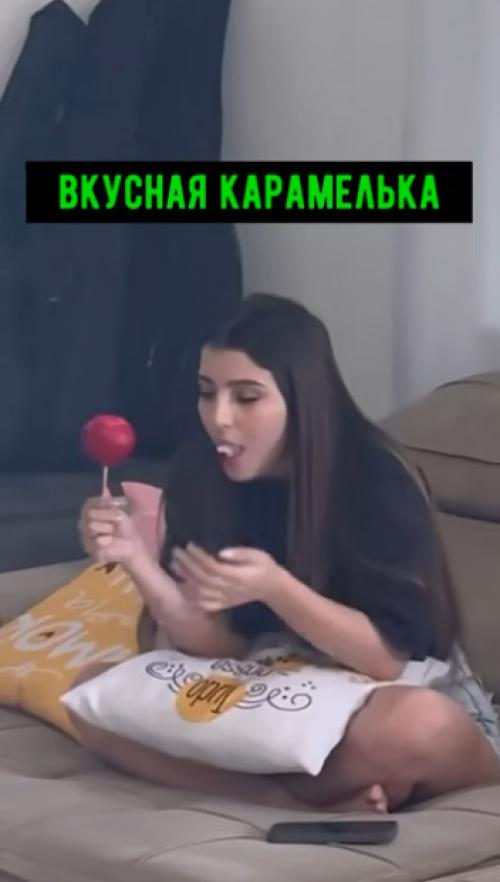 Карамель на палочке.  Парень решил поэкспериментировать и обмакнул луковицу на палочке в карамель, думая, что получится десерт мечты. 01