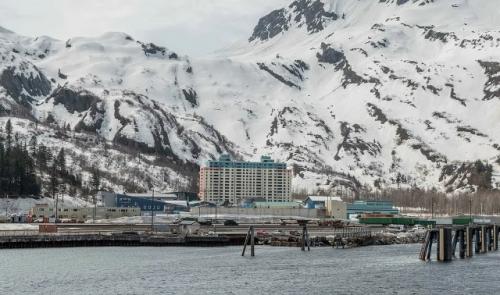 В городке уиттиер на Аляске всё население - около 300 человек - живёт в одном 14-этажном здании, построенном в 1957 году. 01