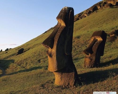 Мы привыкли видеть фотографии с острова пасхи с загадочными головами, торчащими из земли. 02