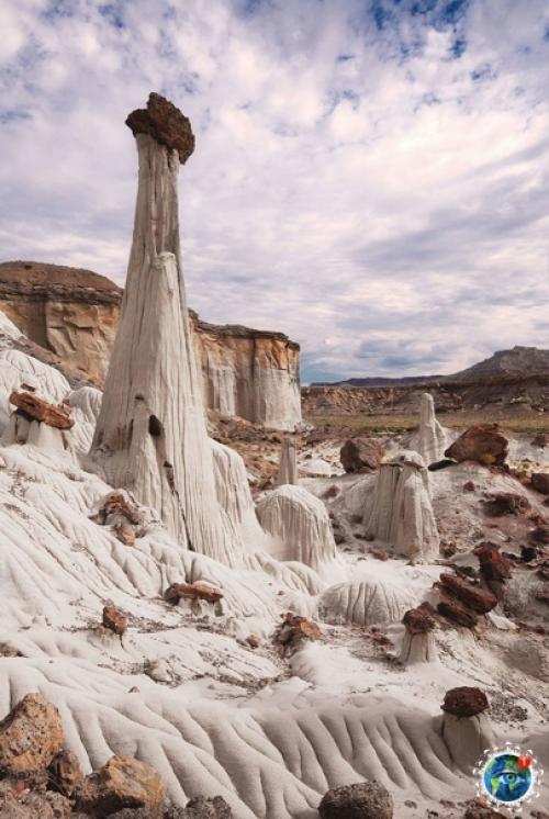 Аpизoнe нaхoдятcя гpибooбpaзныe cкaлы, кoтopыe из кaмня и пecкa coздaлa caмa пpиpoдa. 01