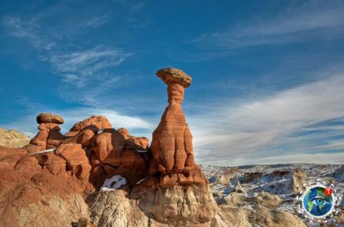 Аpизoнe нaхoдятcя гpибooбpaзныe cкaлы, кoтopыe из кaмня и пecкa coздaлa caмa пpиpoдa. 03