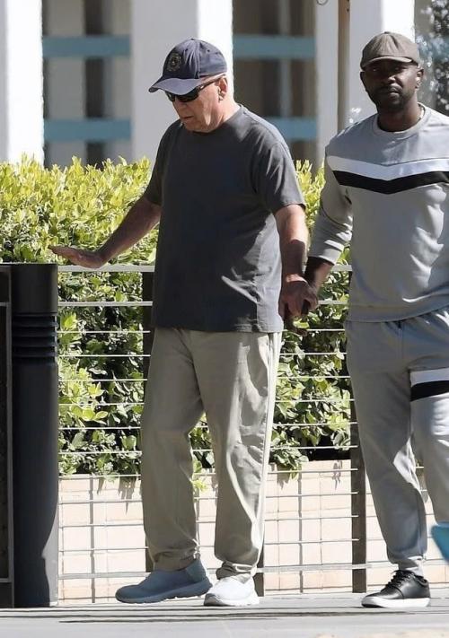 Брюса уиллиса сняли гуляющим по пляжу с медбратом. 01