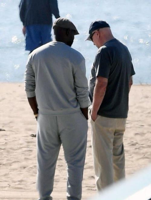 Брюса уиллиса сняли гуляющим по пляжу с медбратом. 02