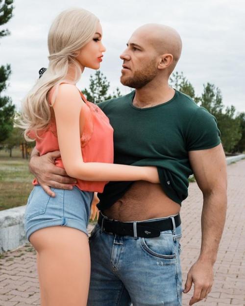 34-Летний Юрий толочко уже восемь меcяцев живет с пластиковой куклой для сексуальных утех. 04