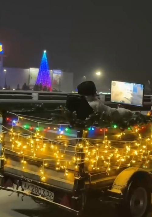 Парни устроили стрим по CS прямо на ходу в прицепе на BMW и получили административку. 01