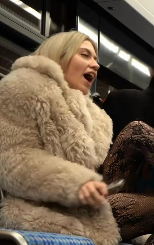 Две подружки решили развлечься: одна с управлением, вторая с игрушкой, спрятанной поглубже. 01