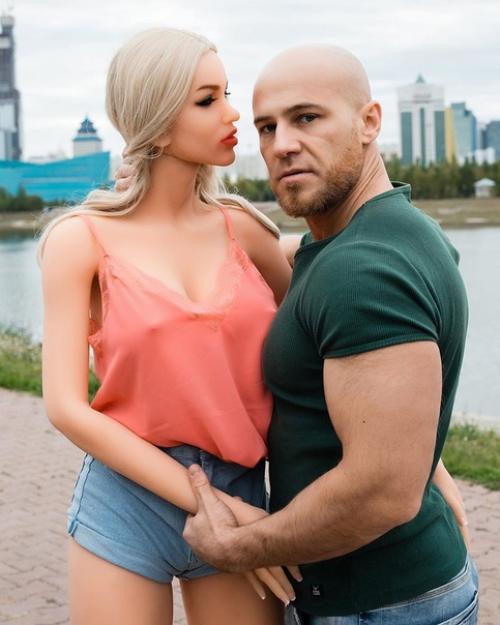 34-Летний Юрий толочко уже восемь меcяцев живет с пластиковой куклой для сексуальных утех. 05