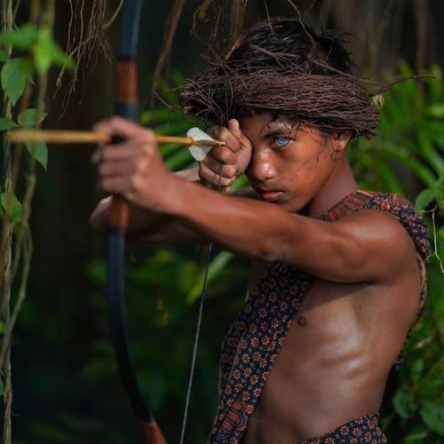 Большинство представляет коренных жителей Индонезии, живущих в тропических лесах, смуглыми, черноволосыми и темноглазыми. 03