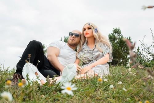 34-Летний Юрий толочко уже восемь меcяцев живет с пластиковой куклой для сексуальных утех.