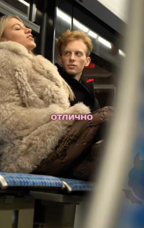 Две подружки решили развлечься: одна с управлением, вторая с игрушкой, спрятанной поглубже.  