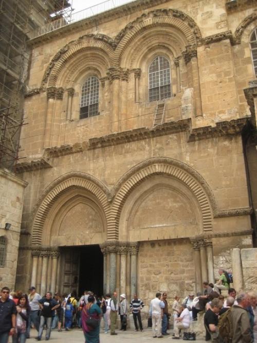 В Иерусалиме уже более 100 лет стоит деревянная лестница. 01