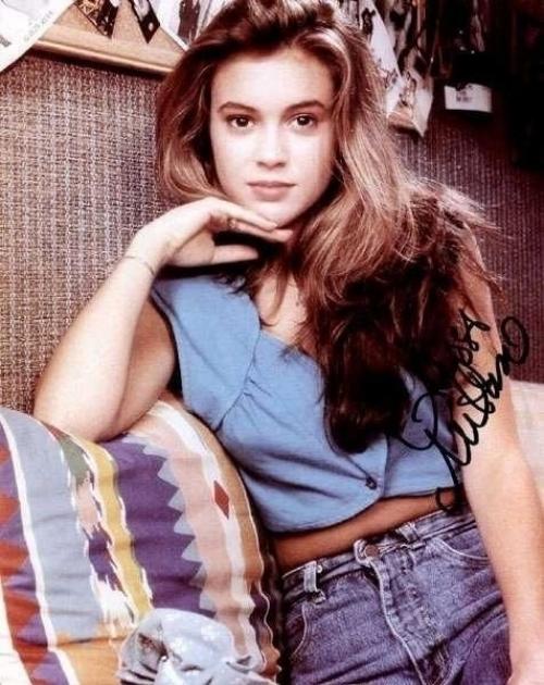 Алисса Милано в молодости, а вы знали, что именно она стала прообразом русалочки Ариэль из знаменитого диснеевского мультсериала? 04