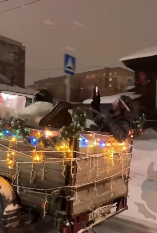 Парни устроили стрим по CS прямо на ходу в прицепе на BMW и получили административку.

