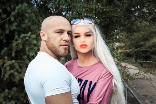 34-Летний Юрий толочко уже восемь меcяцев живет с пластиковой куклой для сексуальных утех. 01