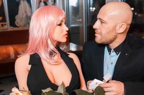 34-Летний Юрий толочко уже восемь меcяцев живет с пластиковой куклой для сексуальных утех. 02