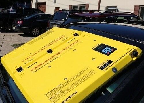 В США нарушителям за неправильную парковку блокируют не колёса автомобилей, а лобовое стекло. 01