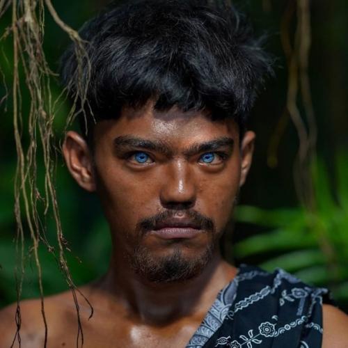 Большинство представляет коренных жителей Индонезии, живущих в тропических лесах, смуглыми, черноволосыми и темноглазыми. 01