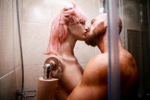 34-Летний Юрий толочко уже восемь меcяцев живет с пластиковой куклой для сексуальных утех. 07