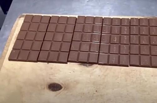 Фальшивые сладости с упаковками известных марок делали в ангаре во владимирской области и отправляли по стране через онлайн - площадки и соцсети. 02