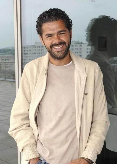 Ещё в детстве многие замечали, что жамель деббуз в фильмах часто прячет одну руку. 03