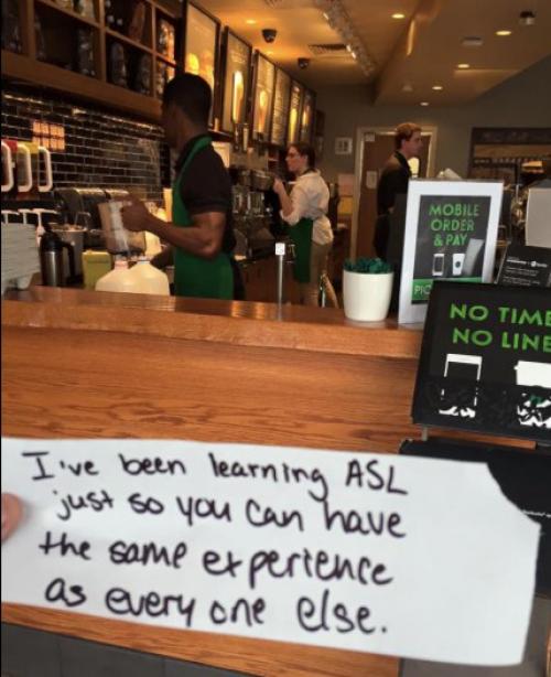 Бариста из американского Starbucks тайком выучила язык жестов для единственного своего глухого посетителя, приходящего в кофейню.