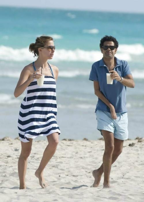 Ещё в детстве многие замечали, что жамель деббуз в фильмах часто прячет одну руку. 02