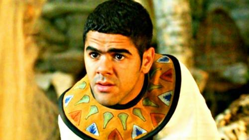 Ещё в детстве многие замечали, что жамель деббуз в фильмах часто прячет одну руку. 01