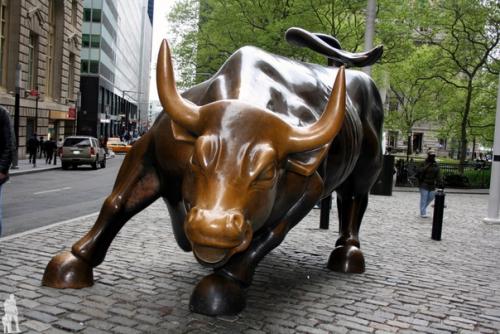 Скульптура быка в Нью-йорке.