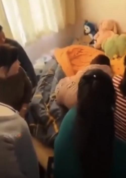 Герой этого видео нашел гениальный способ проучить жену, которая способна проспать даже апокалипсис. 01