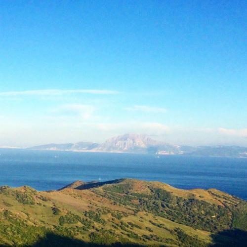 Гибралтарский пролив.  Очень необычное ощущение, стоять на одном континенте и видеть при этом другой (вдали виднеется Африка.