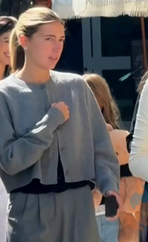 Женская зависть - это когда перед тобой идёт ухоженная, уверенная в себе девушка, и все мужские взгляды автоматом только на неё. 01