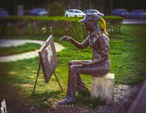 Памятник художнице в Астане.