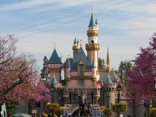 Диснейленд - это атмосфера сказок и детства, и здесь почувствовать себя маленьким мальчиком или девочкой хочет каждый.