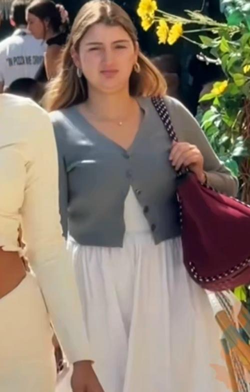 Женская зависть - это когда перед тобой идёт ухоженная, уверенная в себе девушка, и все мужские взгляды автоматом только на неё. 
