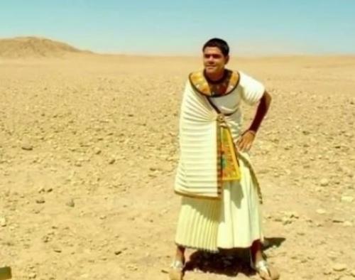 Ещё в детстве многие замечали, что жамель деббуз в фильмах часто прячет одну руку. 04