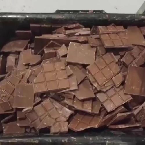 Фальшивые сладости с упаковками известных марок делали в ангаре во владимирской области и отправляли по стране через онлайн - площадки и соцсети. 01