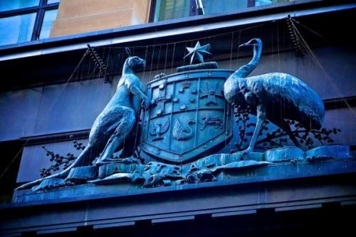 На гербе Австралии изображены рыжий кенгуру и страус эму.  