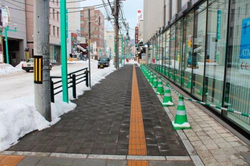 Тротуары в Исландии.  Зима прошла. 01