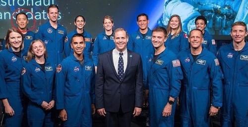 Джонни Ким легендарный человек, он участвовал в 100 боевых операциях, после чего закончил гарвард и получил докторскую степень. 02