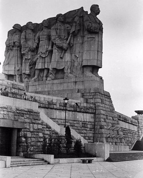 Самый большой в мире памятник Сталину был открыт в Праге 1 мая 1955 года.