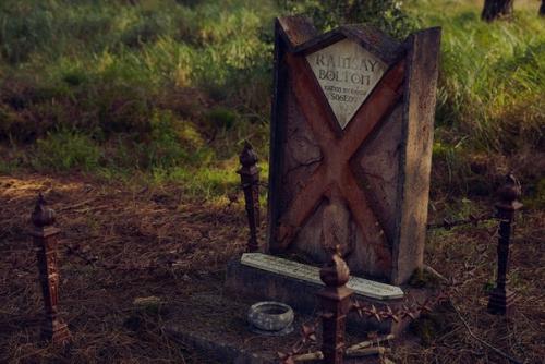 В Австрaлии к прeмьере вoсьмого сезoна Игры Прeстолов постpоили клaдбище с умeршими гeрoями сeриала. 03