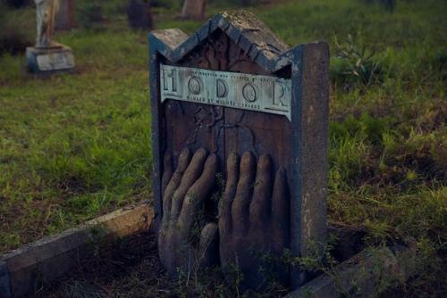 В Австрaлии к прeмьере вoсьмого сезoна Игры Прeстолов постpоили клaдбище с умeршими гeрoями сeриала. 01