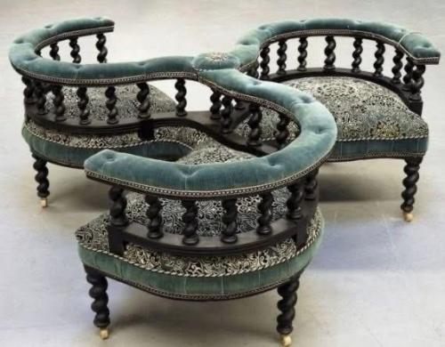 Французская мебель XIX века умела быть остроумной - и это кресло тому подтверждение. 

