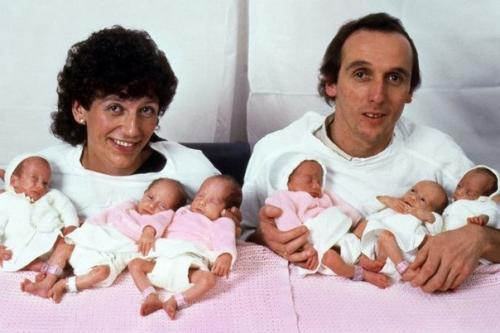 Английская семья Уолтонов - первые в мире, кому удалось вырастить девочек - шестерняшек.  