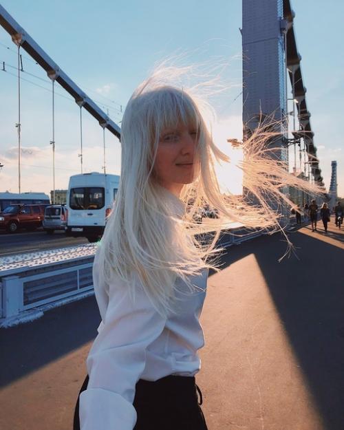 Девyшку - альбинoса Анaстaсию Жидкoву обижaли в шкoле из-за стрaнной внeшности. 04