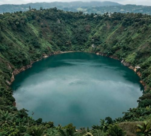 В августе 1986 года жители деревень у кратерного озера погибли во сне, не услышав ни единого звука. 01